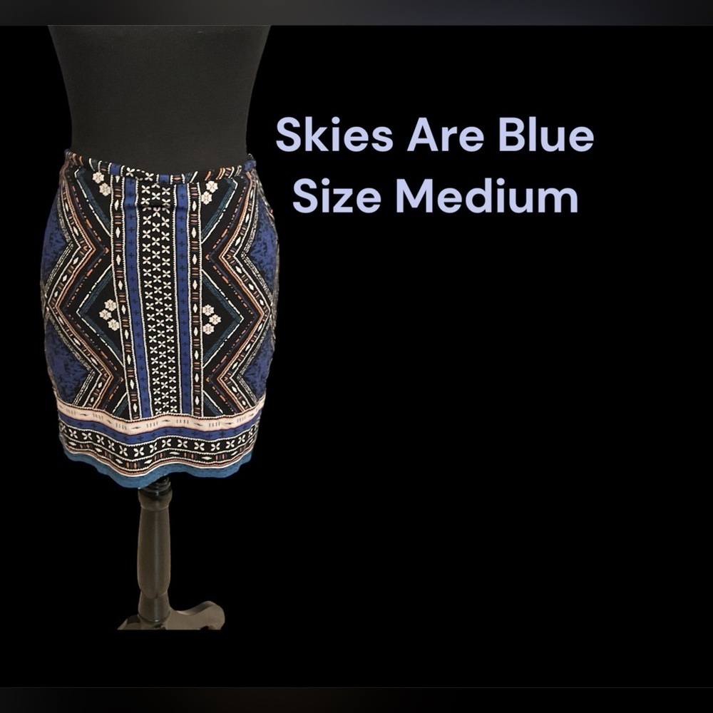 SKIES ARE BLUE MINI SKIRT WITH AZTEC DESIGN IN SIZE MEDIUM VERY GENTLY WORN